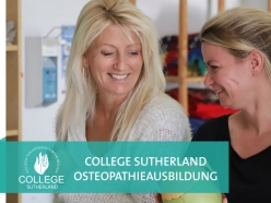 Foto mit zwei Frauen, die sich anlächeln, im Hintergrund ein Regal mit Yogamatten und Übungsgerä