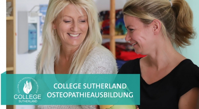 Foto mit zwei Frauen, die sich anlächeln, im Hintergrund ein Regal mit Yogamatten und Übungsgerä - TOP-Kurs